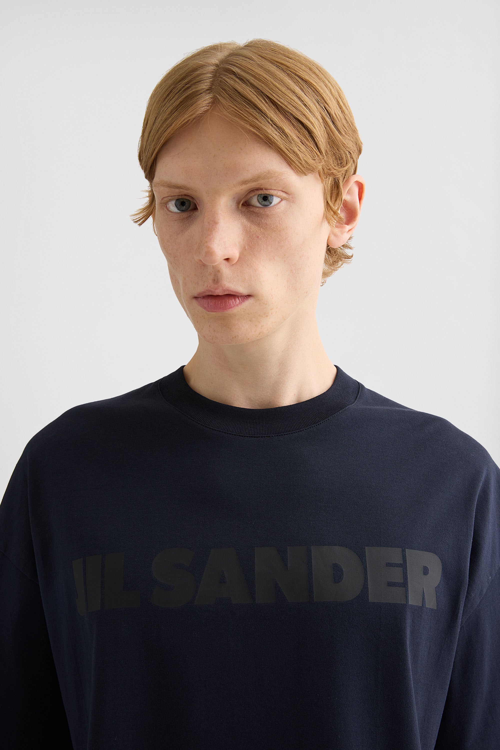 تي شيرت بشعار الماركة