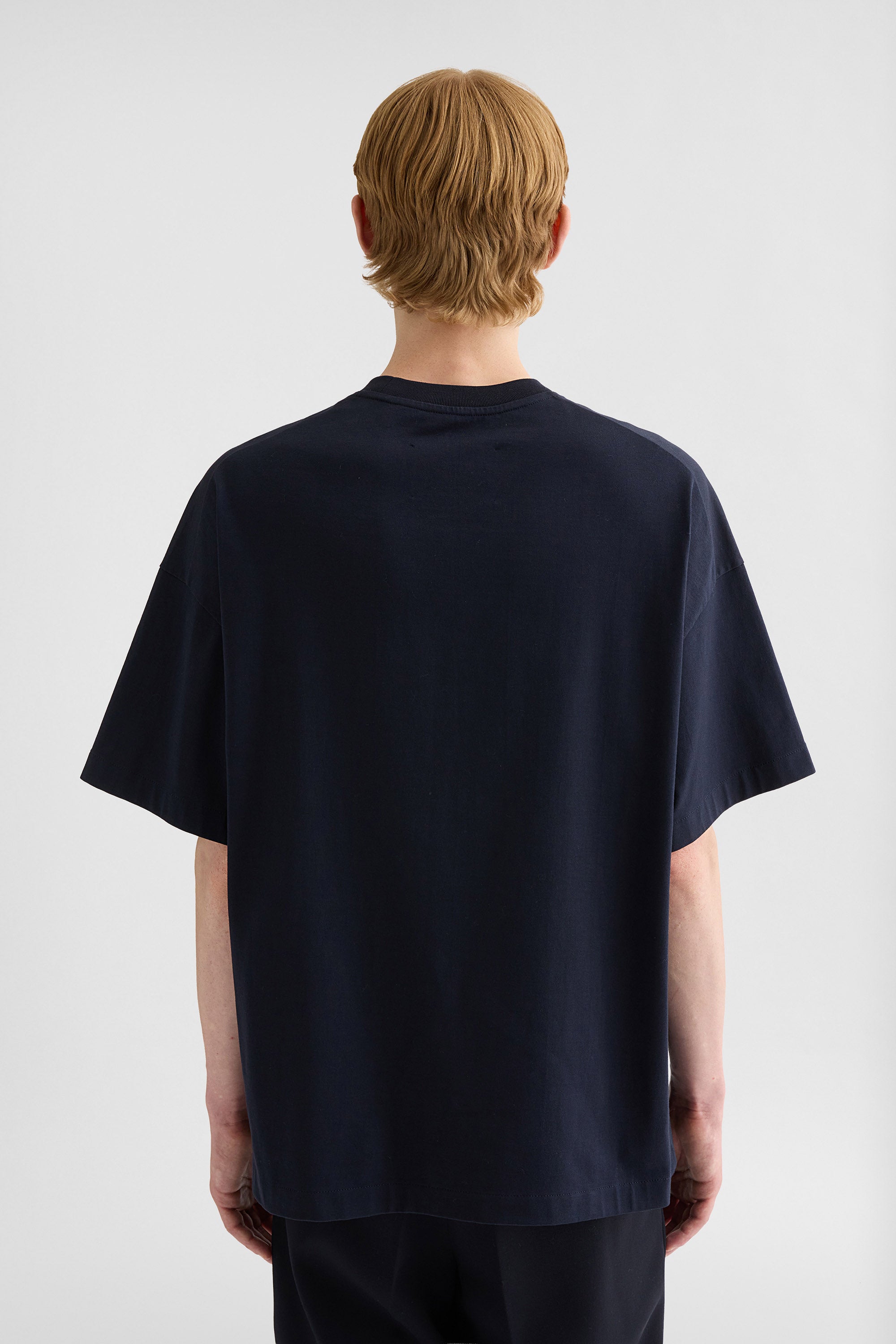 تي شيرت بشعار الماركة